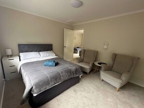 House, 1 Bedroom, Smoking, Garden View - Cozy Curtin- 3 Guests House (Canberra)