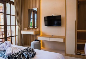 Habitación doble Deluxe, balcón, vista a la ciudad | Minibar, escritorio y wifi gratis 