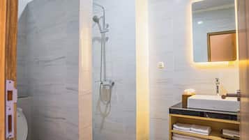 Deluxe Double Room, Balcony, City View | Bathroom | Free toiletries, soap, shampoo, toilet paper