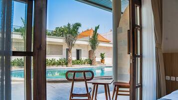 Habitación Deluxe doble, terraza, vistas a la piscina | Vistas al jardín