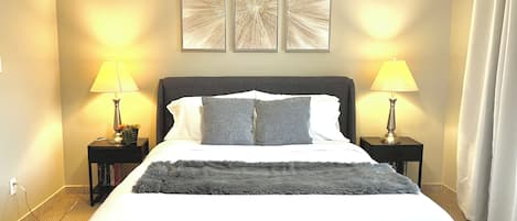 3 habitaciones, escritorio y tabla de planchar con plancha