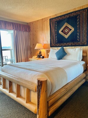 Room - Relaxing Lakeside Queen Room w/ Pool, Hot Tub & Fire Pit (South Lake Tahoe)
