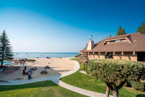 Relaxing Lakeside Queen Room w/ Pool, Hot Tub & Fire Pit