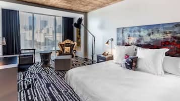 Tabla de planchar con plancha, wifi gratis y ropa de cama