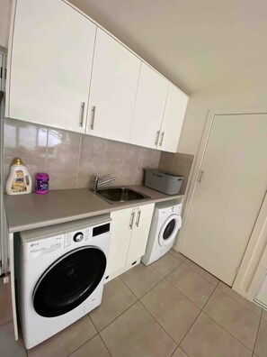 Interior - The Sandpit - Absolute Beachfront Escape (Wongaling Beach)