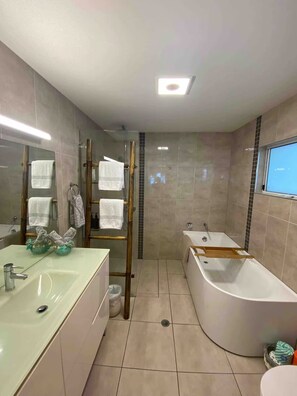 Bathroom - The Sandpit - Absolute Beachfront Escape (Wongaling Beach)