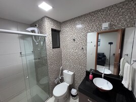 Estudio familiar, Aire acondicionado, vistas a la ciudad | Baño | Ducha, artículos de higiene personal gratuitos, toallas y jabón