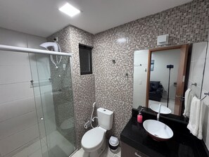 Family Studio, Penyaman udara, City View | Bilik Mandi | Pancuran mandi, kelengkapan dandanan diri percuma, tuala disediakan