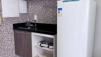 ファミリー スタジオ 冷房 シティビュー | 専用キッチン | 冷蔵庫、電子レンジ、調理器具と食器