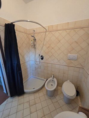 Shower, hair dryer, bidet, towels - Castle Street Residence (Ranco)