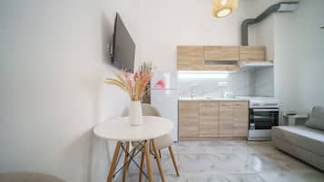 Refrigerador, placa de cocina, utensilios de cocina