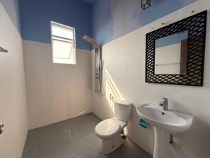Chambre Double Deluxe, balcon, vue océan | Salle de bain | Douche, serviettes fournies, savon, shampoing
