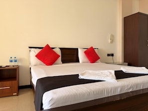 Chambre Double Deluxe, balcon, vue océan | Espace de travail pour ordinateur portable