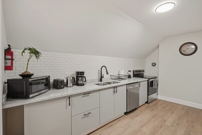 Four Tops Suite Renovated 2BR/2BA Midtown