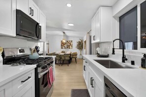 Fridge, microwave, oven, stovetop - Ultimate 8BR Hangout w/ Arcade & Pool Table for 16 (North Las Vegas)