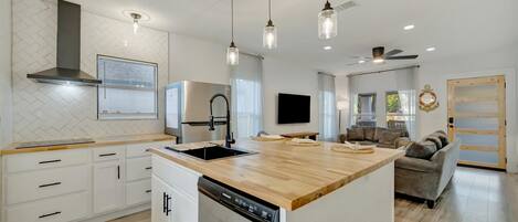 Bungalow clásico, 2 habitaciones | Cocina privada | Cafetera y tetera, tostadora, arrocera y congelador