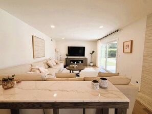 Living area - Luxury 4-bedroom house with a private swimming pool in Mission Viejo (Mission Viejo)