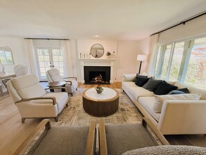 Living area - Luxury 4-bedroom house with a private swimming pool in Mission Viejo (Mission Viejo)