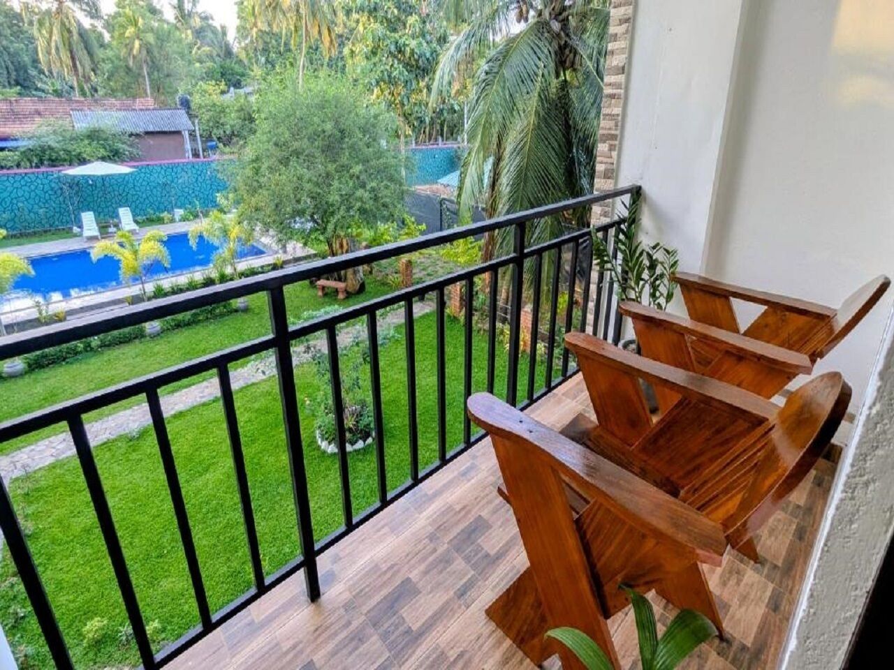 Deluxe tweepersoonskamer, balkon, uitzicht op zwembad | Terrein van de accommodatie