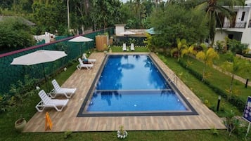 Deluxe-Doppelzimmer, Balkon, Poolblick | Pool | Außenpool