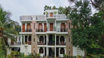 Deluxe-Doppelzimmer, Balkon, Poolblick | Aussenbereich