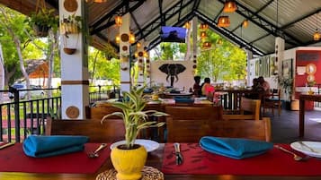 Deluxe-Doppelzimmer, Balkon, Poolblick | Speisen im Freien