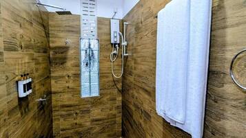 Deluxe Double Room, Balcony, Pool View | Bathroom