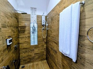 Chambre Double Deluxe, balcon, vue piscine | Salle de bain | Douche, articles de toilette gratuits, sèche-cheveux
