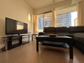 Suite Premier, 1 habitación | Zona de estar | Televisión de pantalla plana de 50 pulgadas con canales digitales