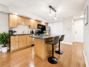 Suite tradicional, 1 habitación | Cocina privada | Frigorífico, microondas, horno y placa de cocina