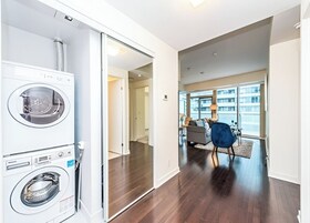 Grand suite, 3 slaapkamers | Woonruimte | Een 50-inch flatscreentelevisie met digitale zenders
