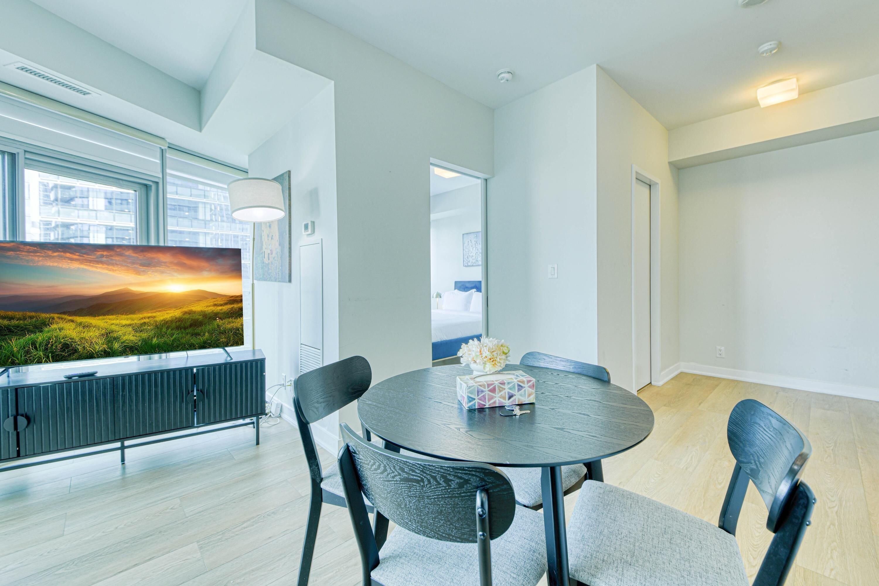 Suite ejecutiva, 2 habitaciones, baño privado | Zona de estar | Televisión de pantalla plana de 50 pulgadas con canales digitales