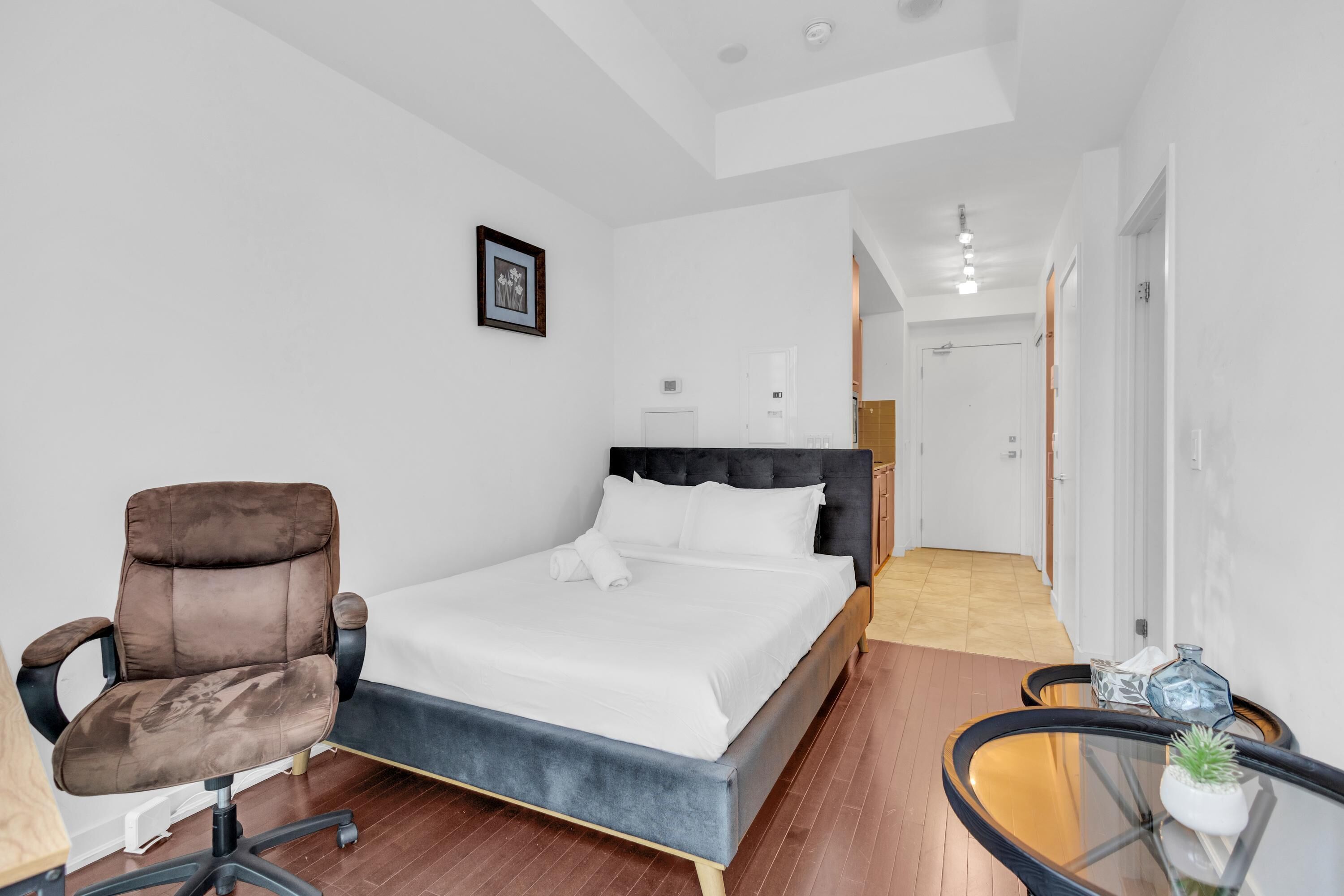City Studio, 1 Queen Bed | Private kitchen | Fridge, microwave, oven, stovetop