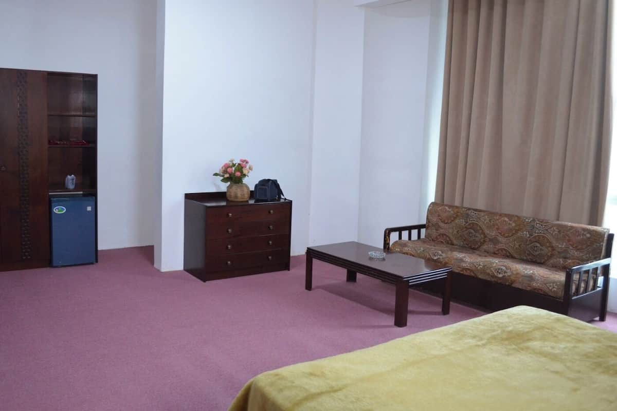 Une pièce comprenant un canapé, une petite table, une commode et une armoire.