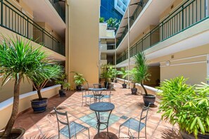 Outdoor dining - Juliette’s View | Boutique Stay Near Esplanade (Cairns City)