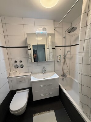 Bathroom - Vrbo Property (Groß-Gerau)