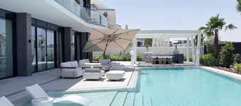 6BR Lamborghini Villa Cinema Spa & Pool