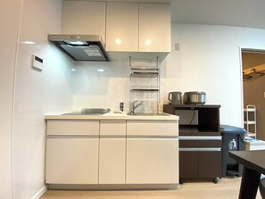 Fridge, microwave, stovetop, electric kettle - Modern and comfortable 2LDK guest rooms in the center of Shinjuku with convenient airport transportation. (新宿区)