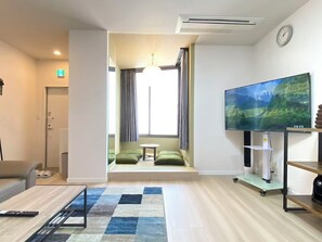 Smart TV - Modern and comfortable 2LDK guest rooms in the center of Shinjuku with convenient airport transportation. (新宿区)