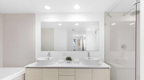 Shower, hair dryer, towels, shampoo - Relax & Unwind in Modern Apartment with Amenities (Hallandale Beach)