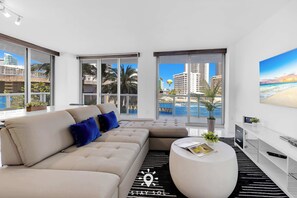 TV, offices - Relax & Unwind in Modern Apartment with Amenities (Hallandale Beach)