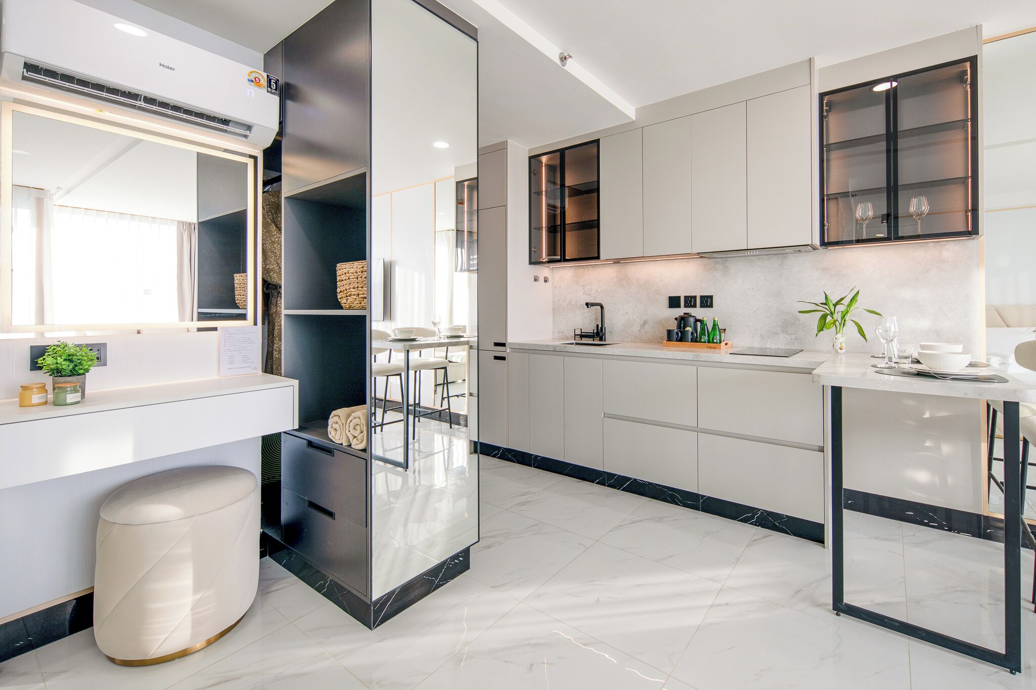 Refrigerador con freezer, microondas, placa de cocina
