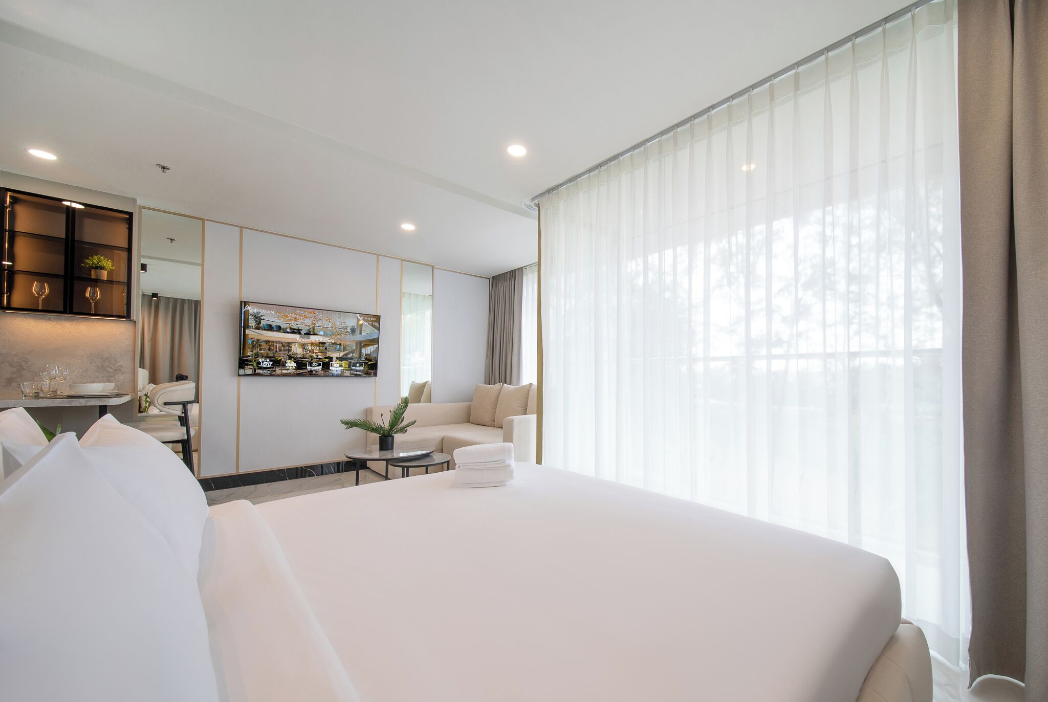 Superior Studio Suite, Balcony, Garden View | Peti besi dalam bilik, langsir/tirai gelap terus, kalis bunyi 