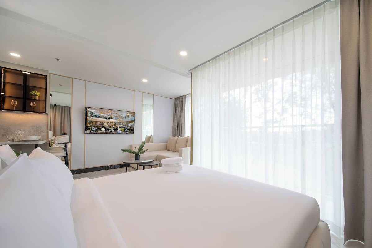Suite estudio superior, balcón, vista al jardín | Caja de seguridad en la habitación, cortinas blackout y insonorización