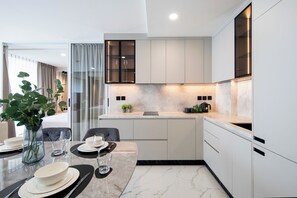 Refrigerador con freezer, microondas, placa de cocina