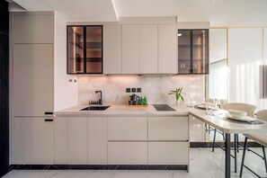 Full-size fridge, microwave, stovetop, cookware/dishes/utensils - Andaman Riviera (Choeng Thale)
