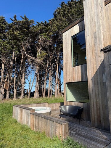 Original Sea Ranch Demo Home on Ocean side with Hottub, Office. Dog friendly
