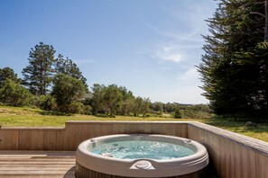 Outdoor spa tub - Original 1970 Sea Ranch Demonstration Home MiniMod #1 with Hottub. Dog friendly (Sea Ranch)