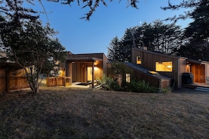 Exterior - Original Sea Ranch Demo Home on ocean side with Hottub, office, dog friendly (Sea Ranch)