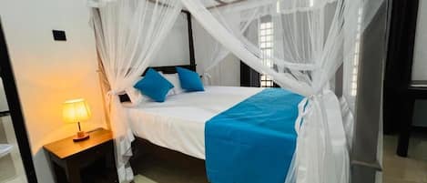 Tabla de planchar con plancha, wifi y ropa de cama